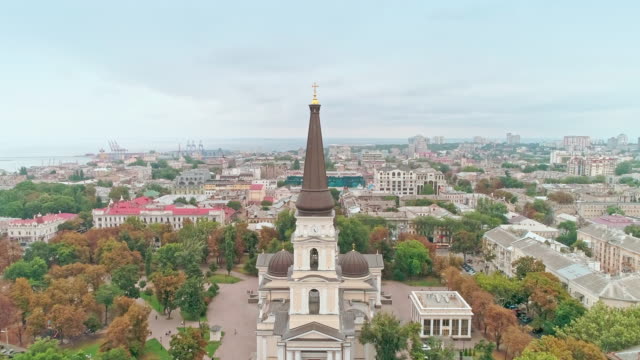 Filmische-Luftaufnahme-der-Verklärung-Kathedrale-in-Odessa-und-Stadtzentrum-an-bewölkten-Tag.