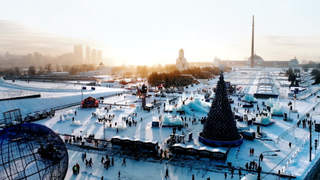 Neujahr-Moskau-mit-Blick-auf-die-Eisstadt-mit-Rutschen,-einem-Weihnachtsbaum