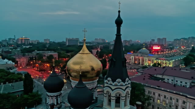 Filmische-Luftaufnahme-des-orthodoxen-Kreuzes-auf-Turm-der-Kirche-in-Odessa-am-Abend.