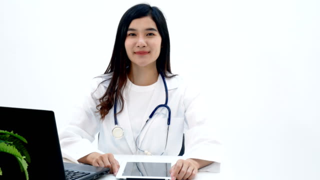 4K.-Online-Arztberatung.-Asiatische-Arzt-direkt-mit-der-Kamera-sprechen-online-Patienten-per-Videoanruf-zu-konsultieren,-einen-virtuellen-Video-Chat-mit-einem-kranken-Patienten-zu-tun.-Telemedizin--und-Telegesundheitskonzept