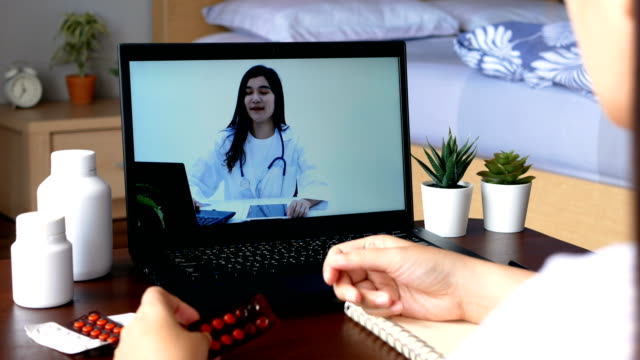 Patienten-verwenden-Ferndistanz-Videokonferenz,-machen-Online-Konsultation-mit-Arzt-auf-Laptop-Computer-Anwendung-über-Krankheit,-Medikamente-per-Videoanruf.-Telemedizin,-Telemedizin-und-Online-Krankenhaus