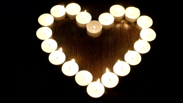 Herz-der-Kerzen.-Kerzen-in-Herzform-angeordnet