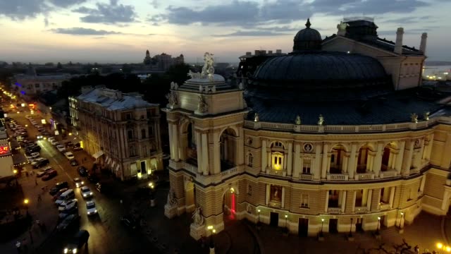 Vista-aérea-nocturna-de-la-casa-de-la-ópera-de-Odessa-en-Ucrania