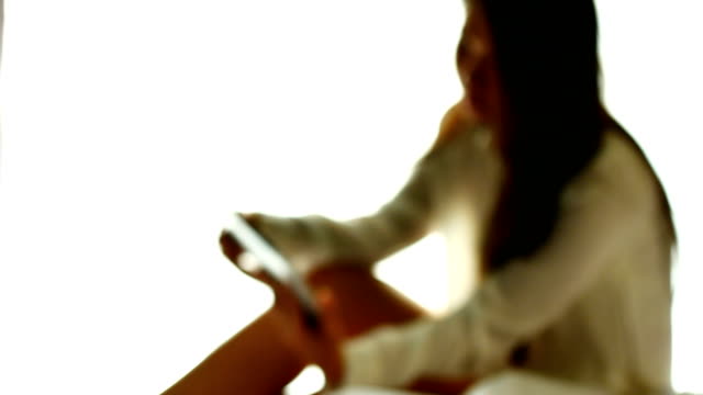 Mujer-asiática-utilizar-una-tableta-en-la-cama-después-de-despertar-para-arriba-en-mornning-de-fin-de-semana.-Usar-la-tableta-para-leer-noticias,-ver-películas-o-chat-en-relaciones-exteriores-y-comunicaciones,-concepto-de-medios-de-comunicación-social.