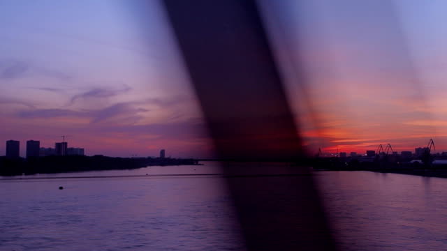 Landschaft-bei-Sonnenuntergang-mit-Blick-auf-den-Fluss