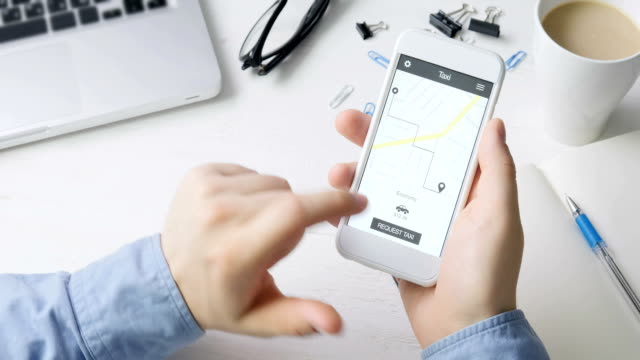 Mann-wird-Taxi-Bestellung-storniert,-wegen-der-hohen-Preise-mit-Smartphone-Anwendung