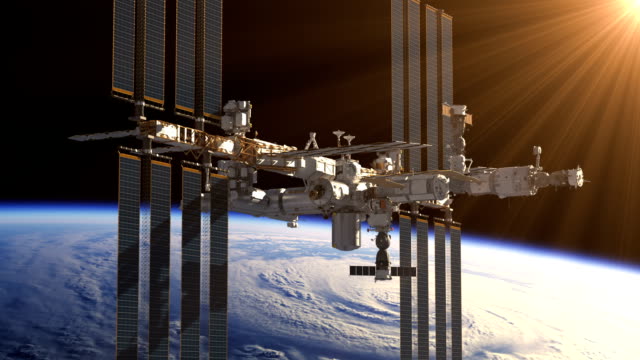 Vuelo-de-la-estación-espacial-internacional-en-los-rayos-del-sol