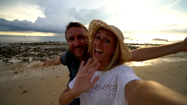 Selfie-Porträt-eines-jungen-Paares-am-Strand-bei-Sonnenuntergang