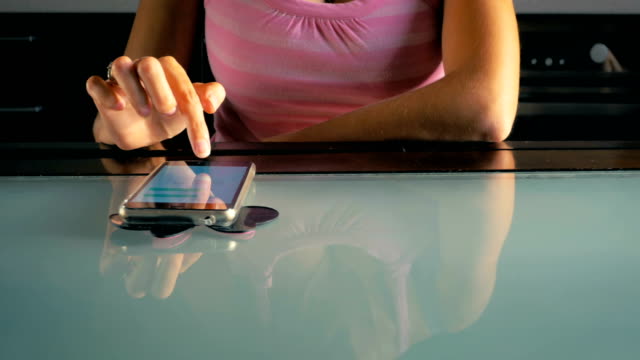 Dolly-Hand-eines-jungen-Mädchens-schreibt-eine-Nachricht-an-ihre-Freundin-auf-dem-Smartphone.