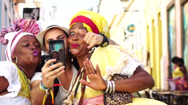 Tomando-un-Selfie-mujer-brasileña---"Baianas"-en-el-Pelourinho,-Bahia