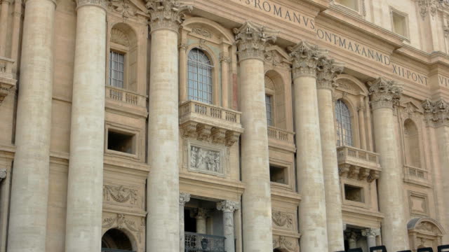 Saint-Peter-Basilica-facade,-statues.