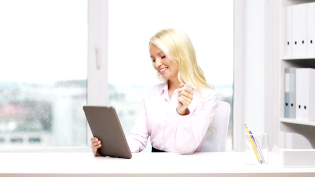 mujer-de-negocios-o-estudiante-con-tablet-PC-pc-de-oficina