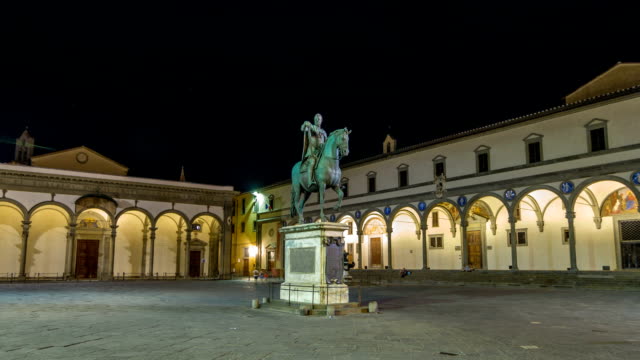 Statue-of-Ferdinando-I-de-Medici-timelapse-hyperlapse-in-the-Piazza-della-Santissima-Annunziata-in-Florence,-Italy