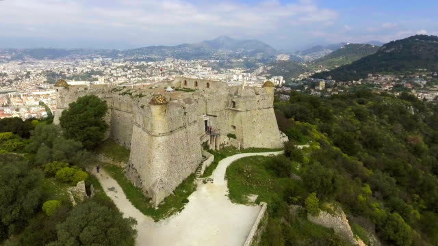 Luftbild-von-Mittelmeer-und-alte-Festung-in-Provence-Alpes-Cote-namens