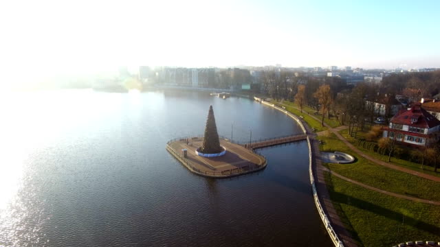 Antena:-El-árbol-de-Navidad-en-el-lago-superior-en-Kaliningrado
