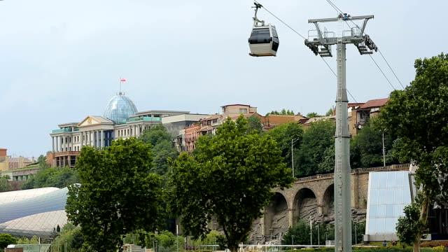 Kabel-Straße-Kabinen-transportieren-Touristen-durch-die-Präsidialverwaltung,-Tbilisi