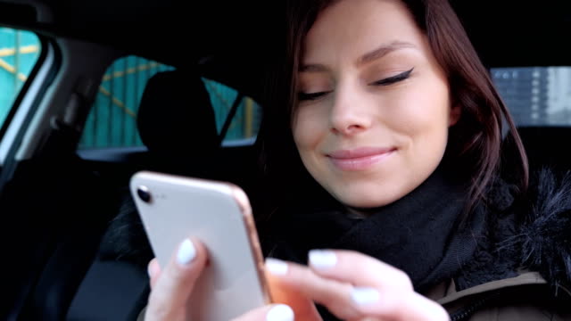 Cierre-para-arriba-de-chica-navegación-en-Smartphone-mientras-está-sentado-en-el-coche