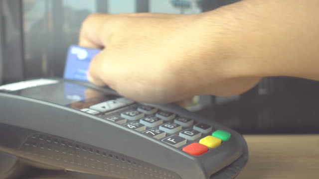 Kreditkarte-ziehen-Sie-ihn-durch-terminal-Maschine