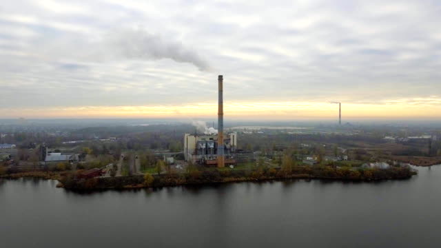 Müllverbrennungsanlage.-Müllverbrennungsanlage-Pflanze-mit-Schornstein-Rauchen.-Das-Problem-der-Umweltverschmutzung-durch-Fabriken.
