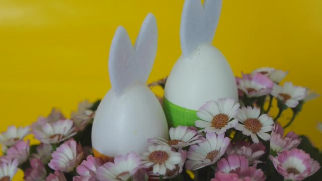 Huevos-de-Pascua-con-orejas-de-conejo.