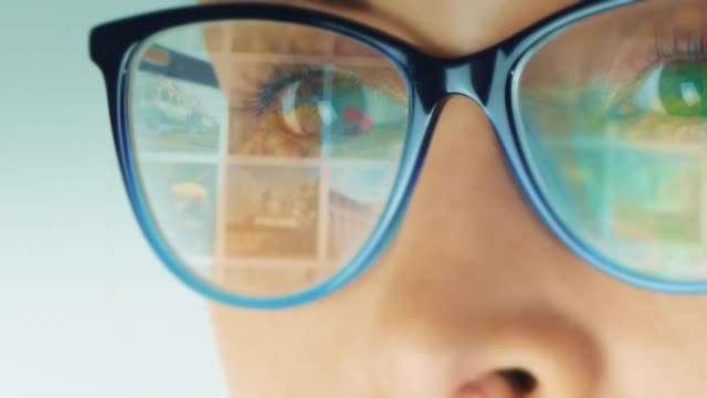 mujer-utilizando-el-canal-de-los-medios-de-comunicación-social-con-una-reflexión-de-pantalla-animados-en-sus-gafas