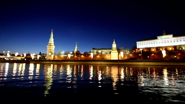 Vista-del-río-Moskva-y-el-Kremlin-(de-noche),-Moscú,-Rusia---la-vista-más-popular-de-Moscú