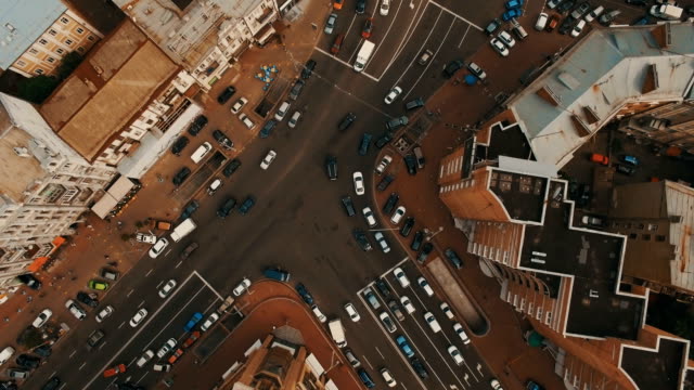 Top-down-Luftbild-Schnittpunkt-mit-eine-Menge-Autos
