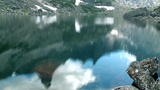 Reflexion-in-einem-Bergsee.