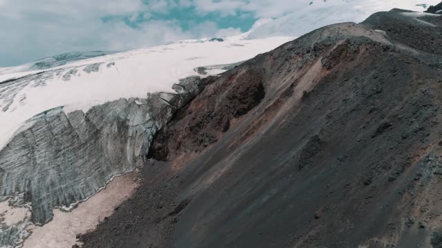 Luftaufnahme-des-malerischen-Naturlandschaft-verschneiten-felsigen-Gipfeln