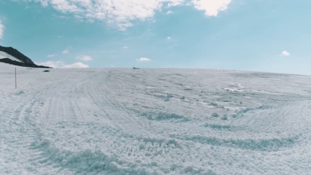 Luftaufnahme-von-Berghang-bedeckt-mit-Schnee-und-Spuren