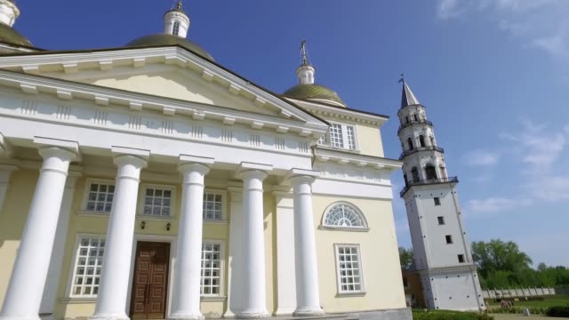 Panoramavideo-der-Altgläubigen-Kirche-und-schiefen-Turm-im-Kurswagen