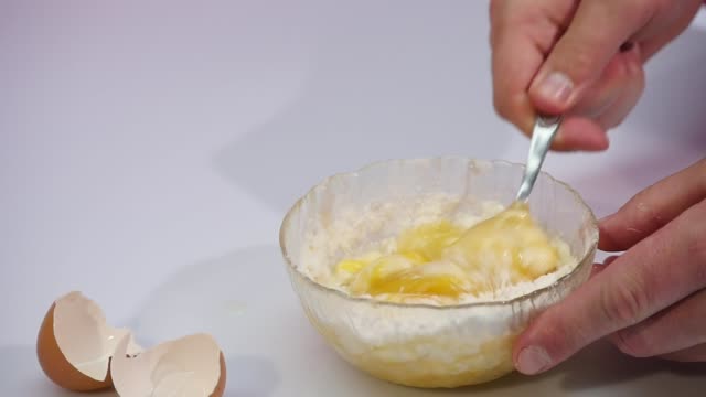 Break-the-egg-in-a-bowl-with-flour-slow-motion