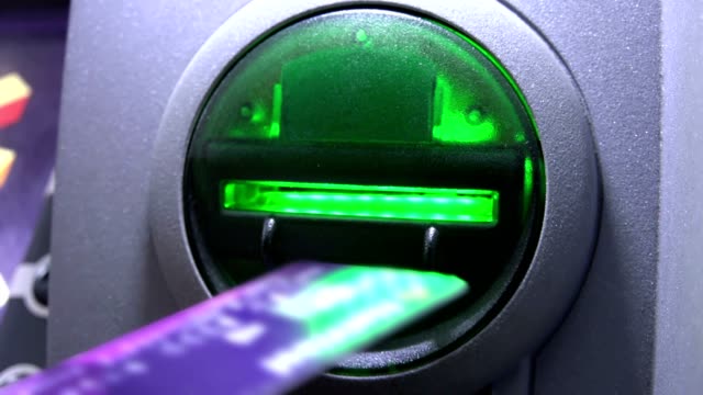 Anonyme-Kreditkarte-an-Geldautomaten-von-Frau-platziert