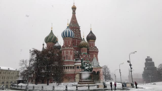 Turistas-caminar-en-la-Plaza-Roja-en-Moscú