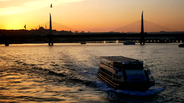 Stadt-Sonnenuntergang-Brücke-Fähre