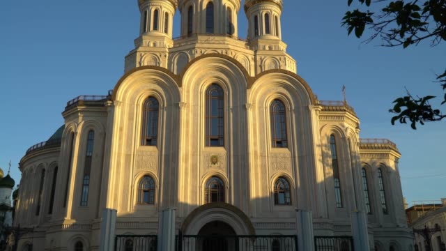 Iglesia-de-la-resurrección-de-Cristo,-Moscú.-Panorama-vertical-durante-puesta-del-sol
