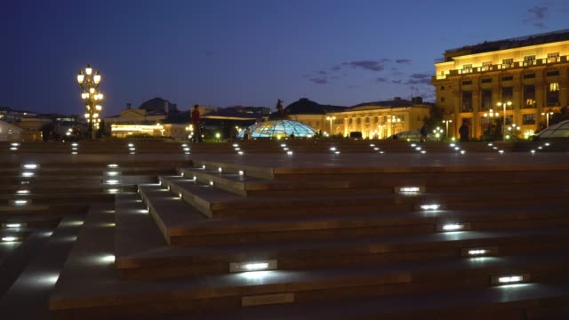 Moscú,-Rusia.-Una-noche-a-pie-a-lo-largo-de-la-Plaza-de-Manezhnaya-iluminada