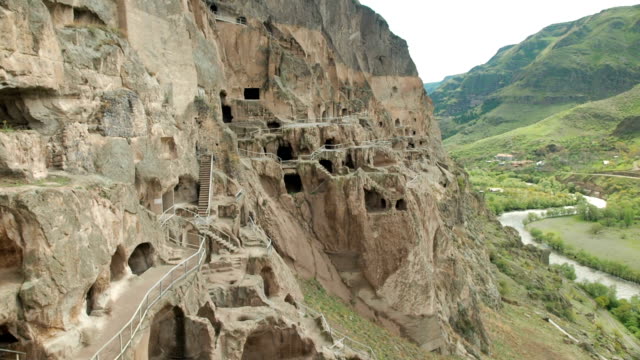 Monasterio-de-la-cueva-de-Vardzia.-Complejo-excavado-en-roca.-Cueva-de-pueblo-en-las-montañas