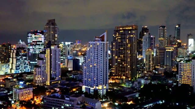 Ciudad-inteligente.-Edificios-barrio-y-rascacielos-financieros.-Vista-aérea-de-la-zona-centro-de-la-ciudad-de-Bangkok-por-la-noche,-Tailandia.