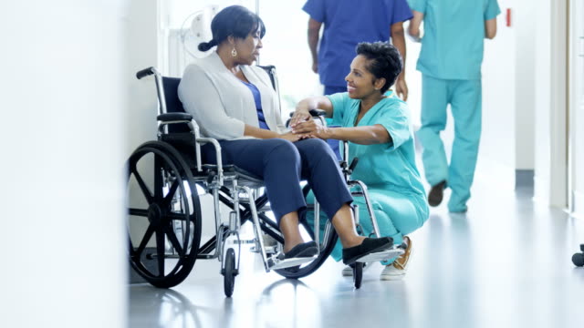 Afrikanische-amerikanische-Ärztin-und-Patienten-im-Rollstuhl