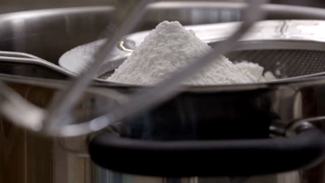 Chef-use-the-powdered-sugar