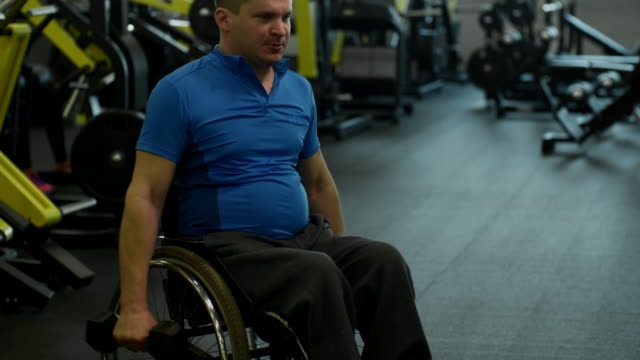 Behinderte-Menschen-im-Rollstuhl-Training-mit-Hanteln