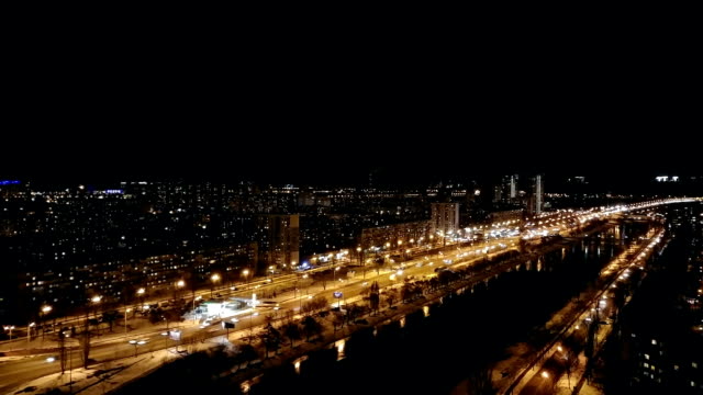 La-vista-pintoresca-de-la-ciudad-de-noche-con-un-tráfico.-lapso-de-tiempo