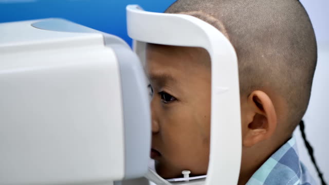 verificación-de-la-vista.-Chicos-asiaticos-que-tienen-discapacidades-de-la-visión.-Ojo-izquierdo-no-es-visible-de-cirugía-cerebral.-Tratamiento-médico-y-rehabilitación.-vídeo-4k