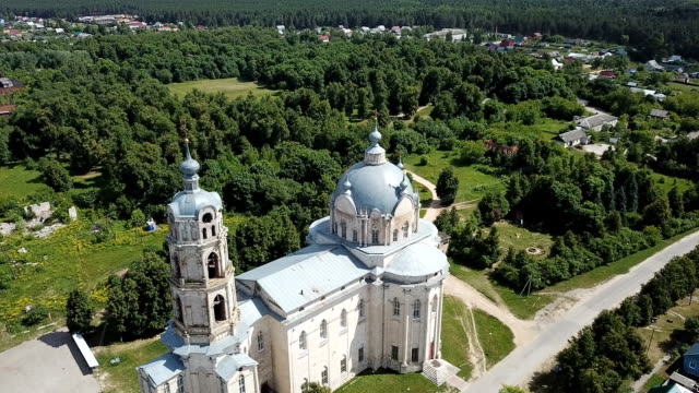 weißem-Stein-orthodoxe-Kirche-der-Heiligen-Dreifaltigkeit-in-Gus-Zhelezny