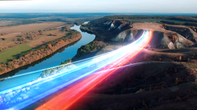 vista-aérea-de-4-k.-Distribución-de-rayos-tricolores-en-forma-de-la-bandera-rusa-sobre-la-naturaleza-con-un-hermoso-río-y-montañas