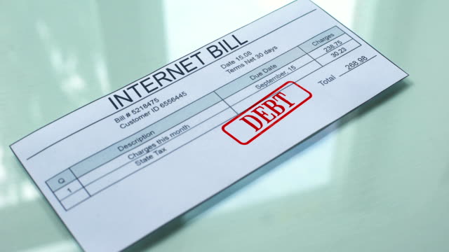 Internet-Rechnung-Schulden,-Hand-Stempel-Siegel-auf-Dokument,-Zahlungen-für-Dienstleistungen,-Tarif