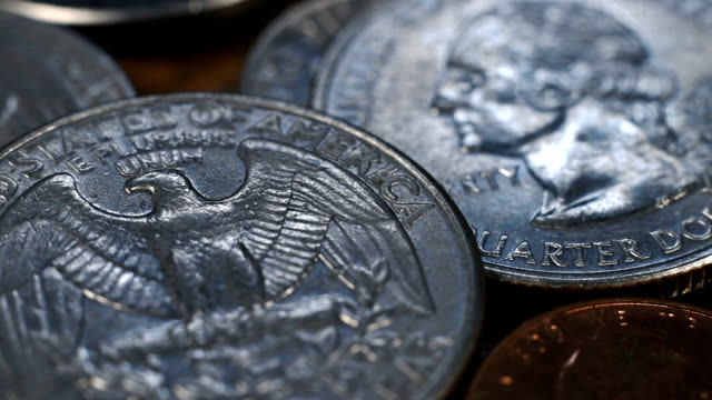 Haufen-von-amerikanischen-Münzen-Geld
