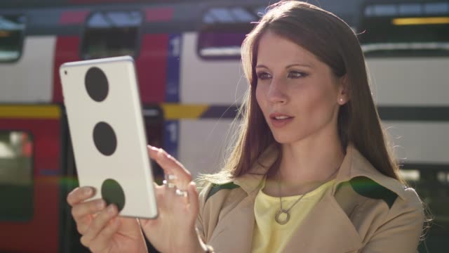 Junge-attraktive-Frau-kaukasischen-mit-Tablet-PC-am-Bahnhof