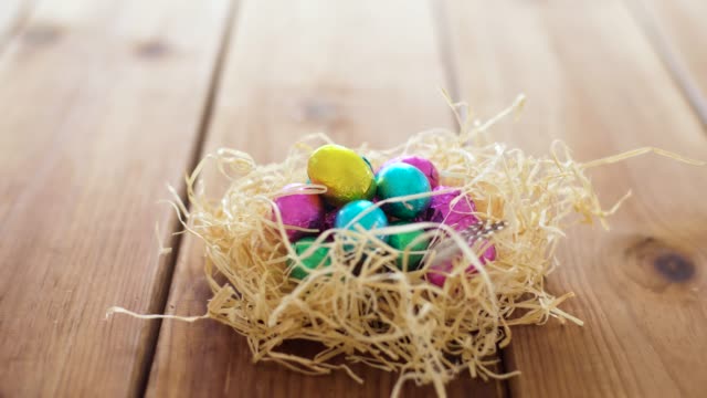 huevos-de-Pascua-de-chocolate-en-paja-anidan-en-mesa
